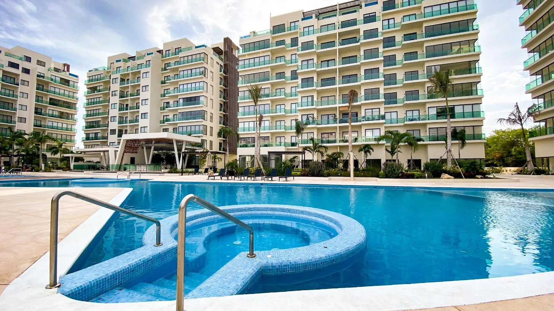 Sunny 3Br Condo With Pool, Gym, Tennis, Spa, Parking Playa del Carmen